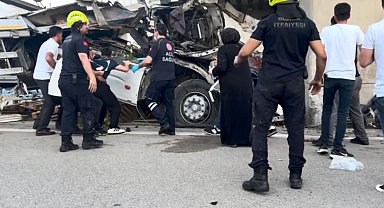 Köprü ayağına çarpan TIR'ın şoförü öldü