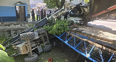 Köprü çökünce vinç, yanındaki otomobilin üzerine devrildi; 1 yaralı