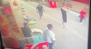 Küçükçekmece'de 8'inci kattan düşen yavru kediyi şemsiyeyle kurtardılar