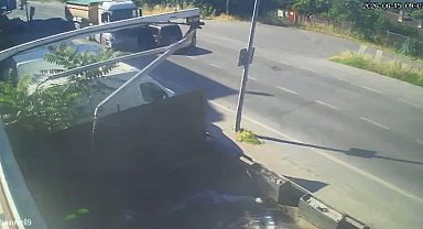 Küçükçekmece'de hafriyat kamyonuyla hafif ticari aracın kafa kafa çarpıştığı kaza kamerada