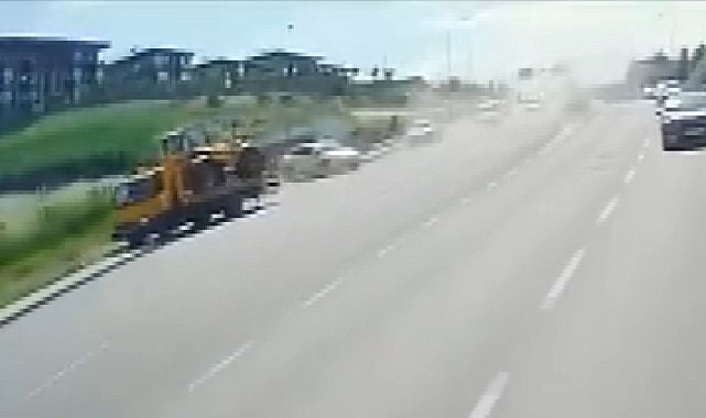 Küçükçekmece'de iş makinesi taşıyan çekici devrildi; şoförün öldüğü kaza kamerada Geniş haber