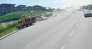 Küçükçekmece'de iş makinesi taşıyan çekici devrildi; şoförün öldüğü kaza kamerada Geniş haber