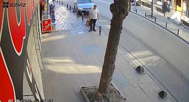 Küçükçekmece'de otomobilin çarptığı yaya yaralandı; kaza kamerada
