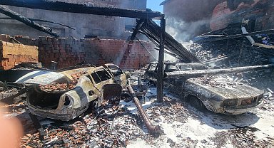 Kütahya'da yangın; 3 ev kısmen, 2 araç tamamen yandı