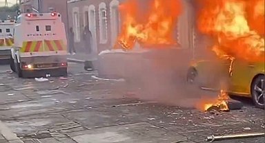 Kuzey İrlanda'da göçmen karşıtı eylemler: Çok sayıda ev ve araç yakıldı