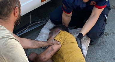 Lastik tamiri yaptığı TIR'ın körüğü patladı, ağır yaralandı