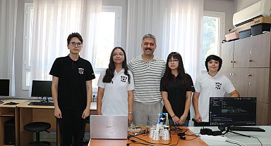 Lise öğrencileri, atık elektronik eşyalardan akıllı mikroskop üretti