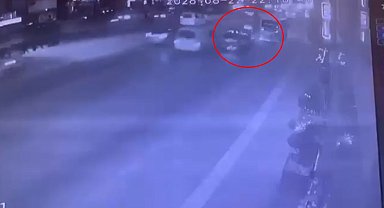Makas atan sürücü, otomobiliyle motosiklete çarptı: 1 ölü, 1 ağır yaralı
