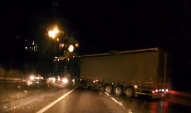 Makaslayan TIR, yolu trafiğe kapattı