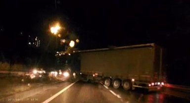 Makaslayan TIR, yolu trafiğe kapattı