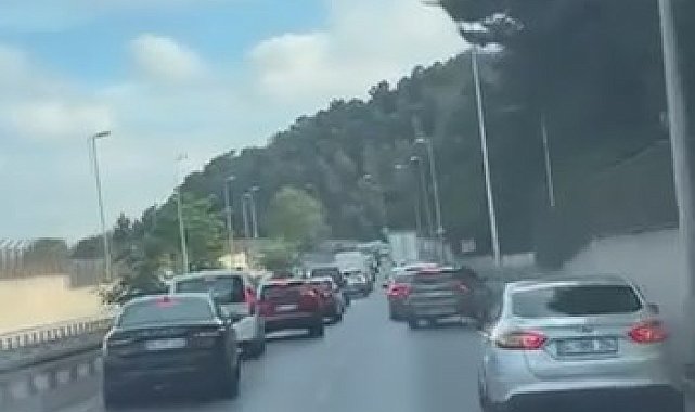 Maltepe'de trafikte kalan ambulansa fermuar yöntemiyle yol verdiler