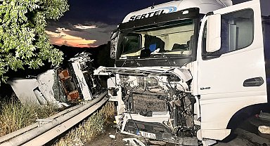 Manisa'da 2 TIR çarpıştı; 2 yaralı