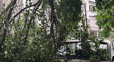 Manisa'da sağanak; sel sularının evin kapısından taştığı anlar kamerada