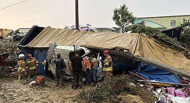 Manisa'da üç aracın karıştığı zincirleme kaza: 2 ölü, 4 yaralı