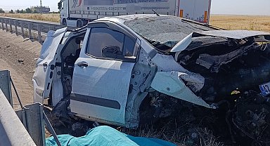 Mardin'de hafif ticari araç bariyere çarptı: 1 ölü, 2 yaralı
