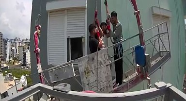Mersin'de, 8'inci katta iskelede mahsur kalan 3 işçiyi itfaiye kurtardı