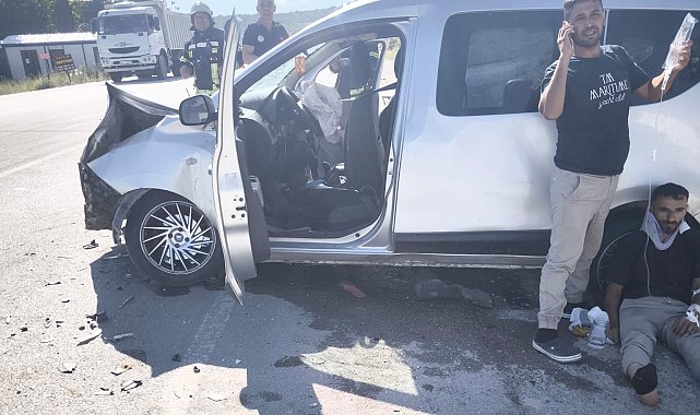 Mersin'de otomobil ile hafif ticari araç çarpıştı: 6 yaralı
