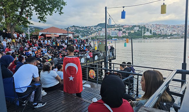 Milli maçı, deniz kenarına kurulan 'dev' ekrandan izlediler