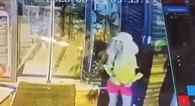 Mini etek giyip peruk takan erkek, mağazadan kilim çaldı; o anlar kamerada