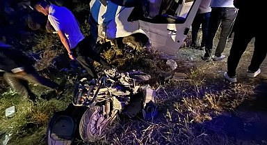 Minibüs ile çarpışan motosikletin sürücüsü öldü, 4 kişi yaralandı