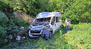 Minibüs şarampole yuvarlandı: 8 yaralı