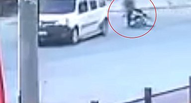 Motosikletle hafif ticari aracın çarpıştığı kaza kamerada: 1 yaralı