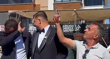 Muhtar, düğünde havaya ateş açmak isterken davetliyi yaraladı