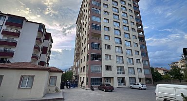 Niğde'de 10'uncu katından düşen genç, hayatını kaybetti.