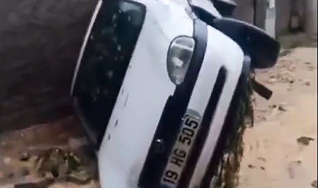 Niğde'de sağanak; 3 araç sele kapıldı