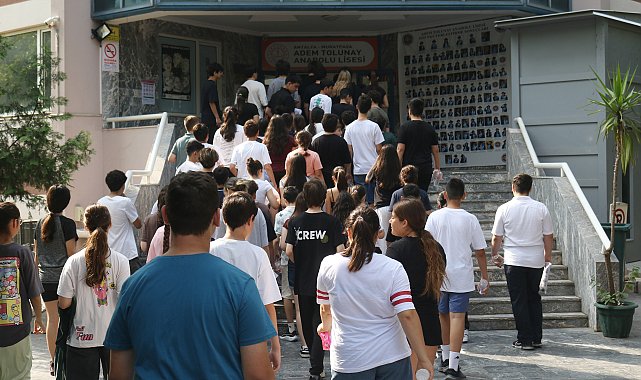 Öğrenciler LGS'de terledi, aileleri piknik havasında çocuklarını bekledi