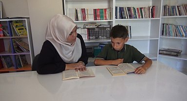 Öğretmenlerinin desteğiyle aştıkları kekemelik sorununun ardından okula yeniden bağlandılar
