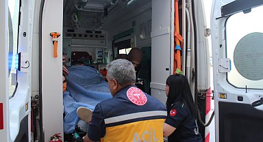 Okulun bahçe duvarından atlarken düşüp, yaralandı