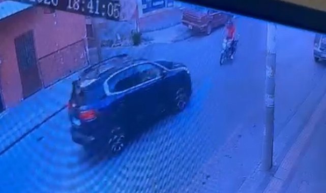 Otomobil ile motosikletin çarpıştığı kaza kamerada: 1 yaralı