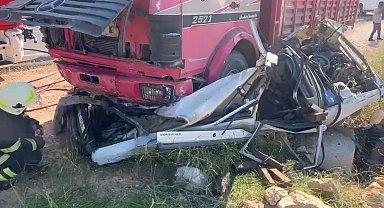 Otomobil, kamyonun altına girdi; 2 ölü, 1'i ağır yaralı