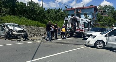 Otomobil karşı şeride geçti; 7 yaralı