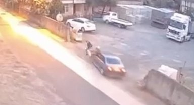 Otomobilin 2 yaya ve 1 köpeğe çarptığı kaza kamerada