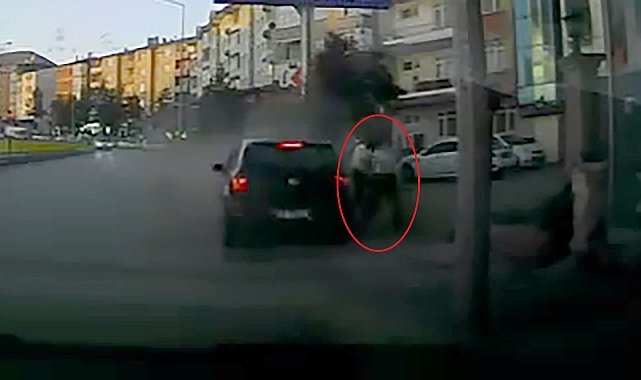 Otomobilin altında kalmaktan son anda kurtuldular
