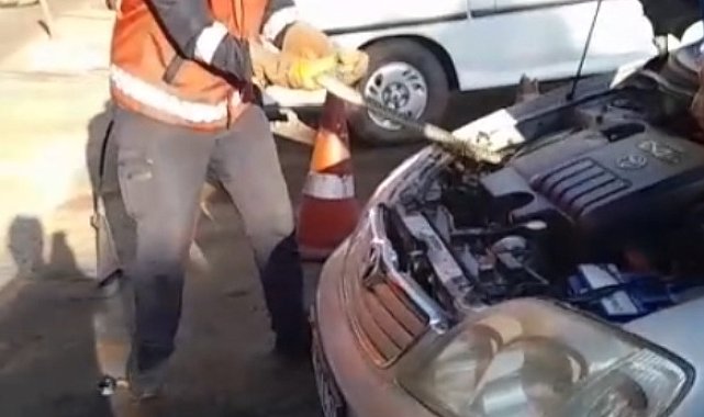 Otomobilin motor bölümüne giren yılanı itfaiye çıkardı