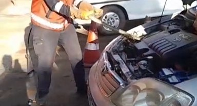 Otomobilin motor bölümüne giren yılanı itfaiye çıkardı