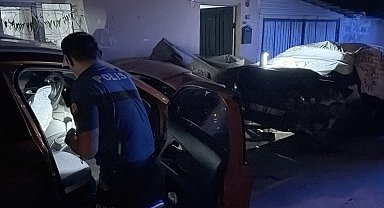 Otomobiliyle, park halindeki otomobile ve motosiklete çarptı; kaza anı kamerada