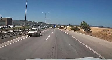 Otomobiliyle ters şeritte ilerleyen sürücü trafiği tehlikeye attı
