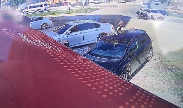 Otomobille çarpışan motosikletin sürücüsü yaralandı; kaza kamerada