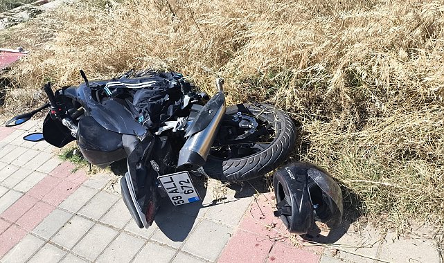 Otomobille çarpışan motosikletli genç, kask sayesinde ölümden döndü