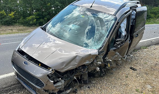 Otomobille hafif ticari araç çarpıştı: 5 yaralı