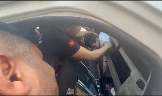 Otomobille sokak sokak aradıkları 5 yaşındaki çocukları, aracın bagajında kilitli kalmış