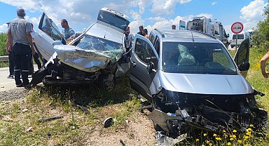Otomobiller çarpıştı: 1 ölü, 5 yaralı
