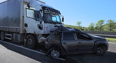 Otoyolda kamyon ile otomobil çarpıştı: 2 yaralı