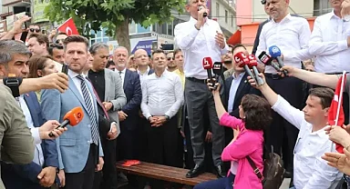 Özgür Özel'den bank üstünde miting