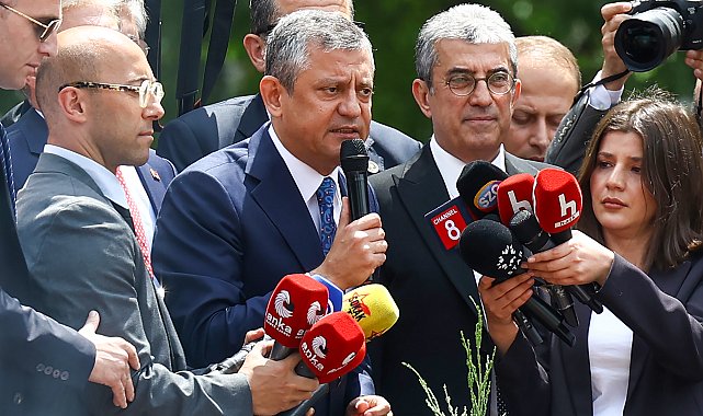 Özgür Özel, Meclis kapısında toplanan kalabalığa hitap etti