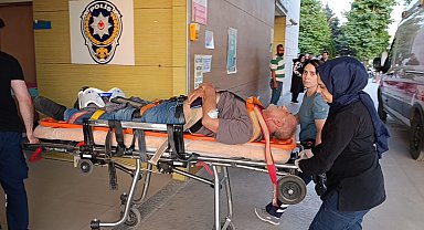 Park halindeki kamyona çarpan servis minibüsünün şoförü ağır yaralandı